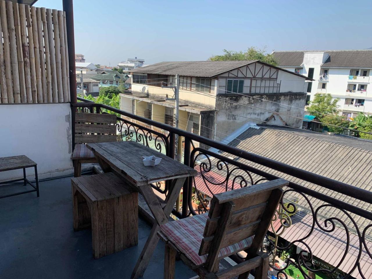 J Giant Hostel Chiang Mai Esterno foto